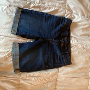 Apt 9 stretch denim Bermuda with tummy control waist band size 10